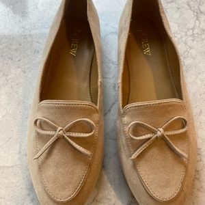 Light khaki loafers with bow